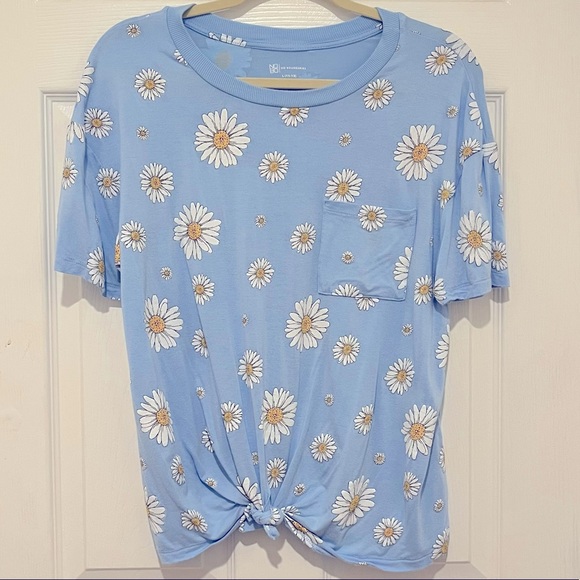 ♥️Blue Daisy Top with Pocket and Tie Front - Picture 1 of 6